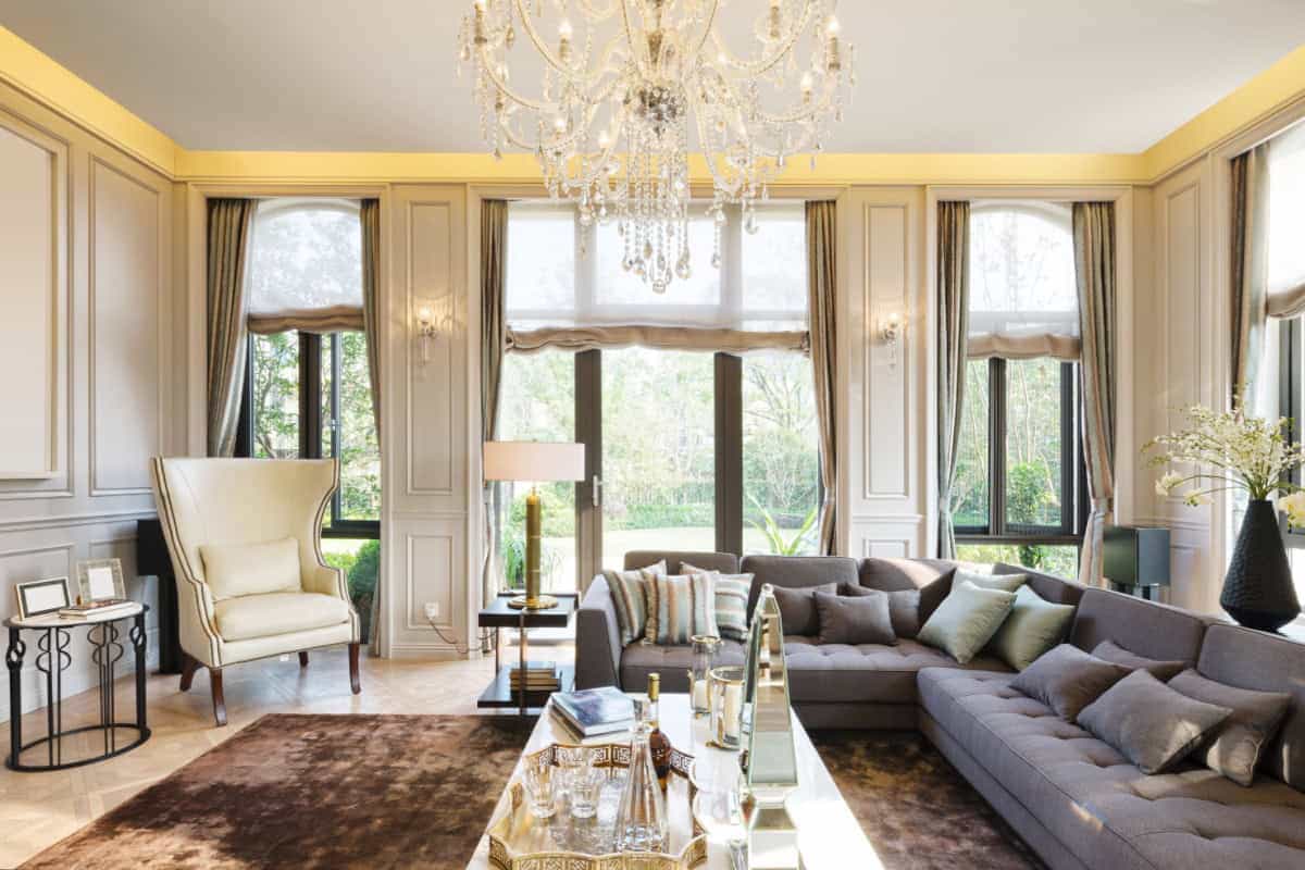 4. Stilul provensal - living, canapea, fotoliu, măsuță de cafea, covor, obiecte de decor, candelabru, ferestre, draoerii, lampă de podea